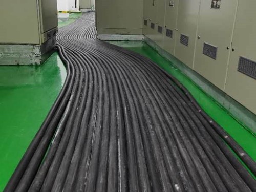 西峰如何根据理论计算公式计算温度对特定电压测量结果的影响？