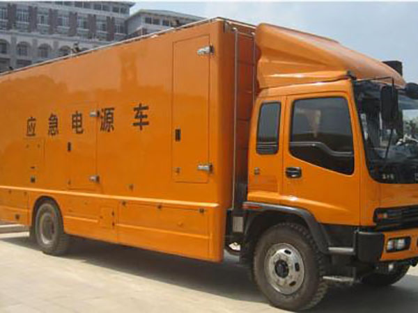 西峰冬季柴油发电机启动前，如何检查燃油系统中的积水？